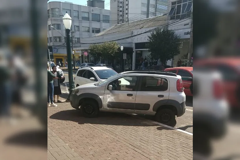 Carro quase invade loja no centro de Apucarana