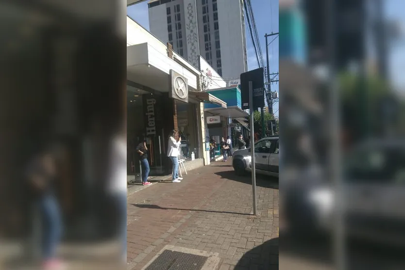 Carro quase invade loja no centro de Apucarana