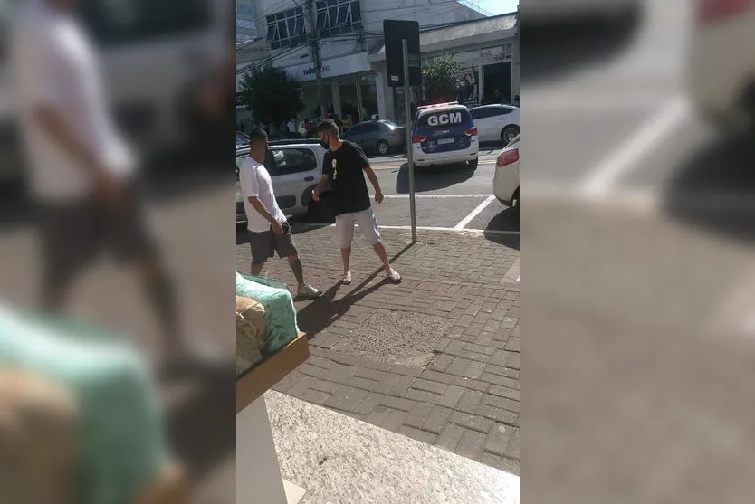 Carro quase invade loja no centro de Apucarana