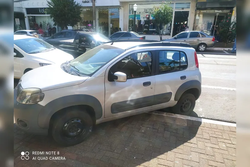 Carro quase invade loja no centro de Apucarana