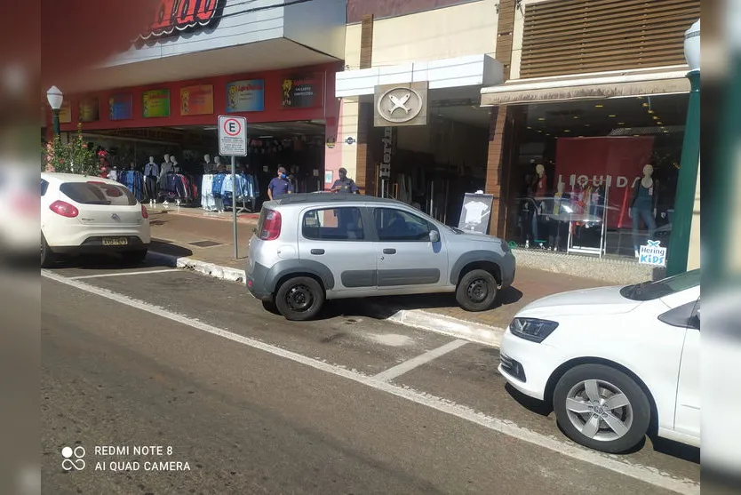 Carro quase invade loja no centro de Apucarana