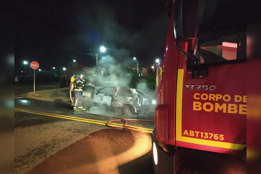 Carro que seria de homem preso por receptação pega fogo