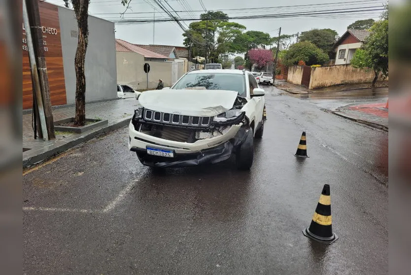 Colisão entre dois carros é registrada em cruzamento