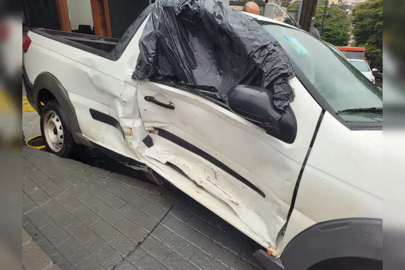 Colisão entre dois carros é registrada em cruzamento