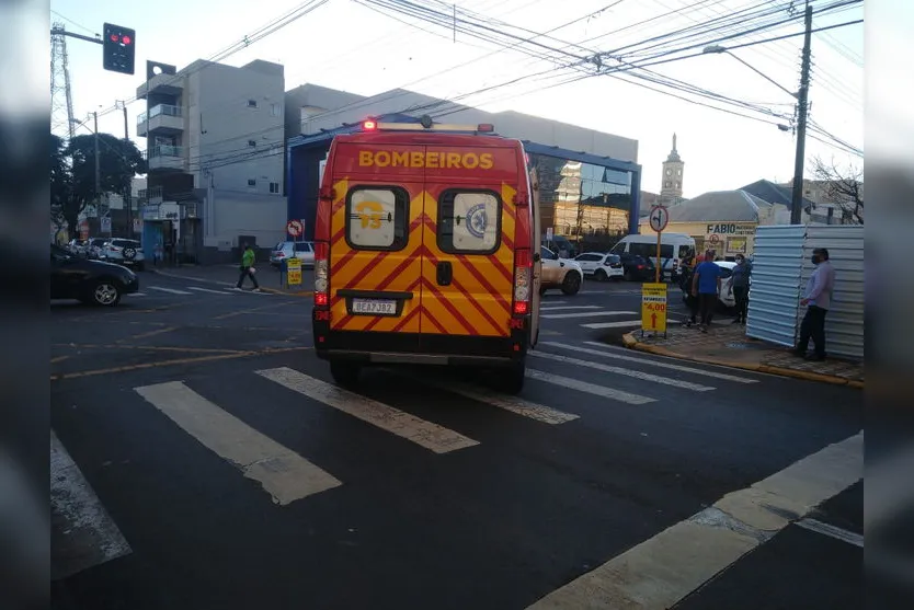 Colisão entre moto e Van deixa mulher ferida