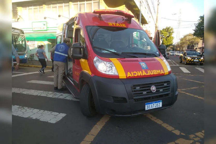 Colisão entre moto e Van deixa mulher ferida