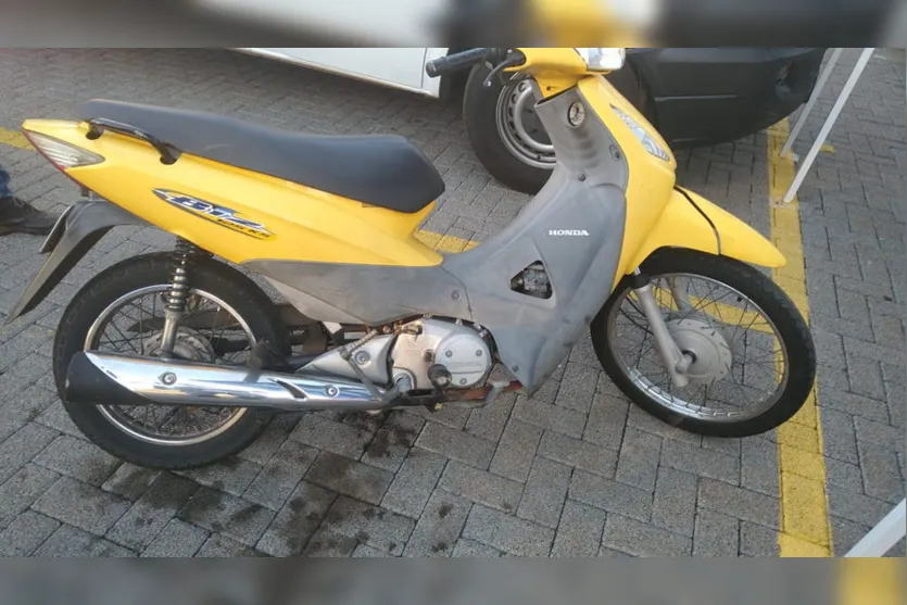 Colisão entre moto e Van deixa mulher ferida