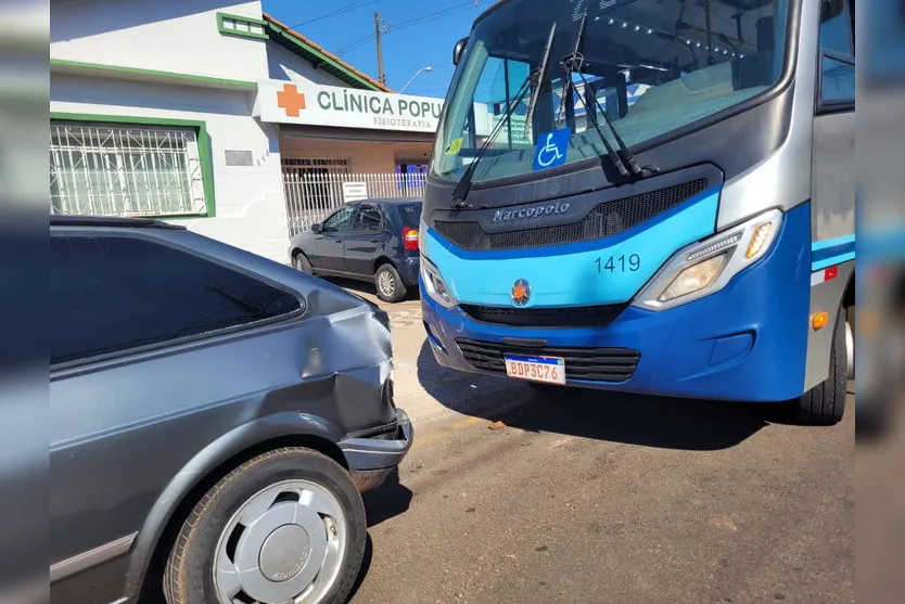 Colisão entre ônibus e carro deixa pessoas feridas; Assista