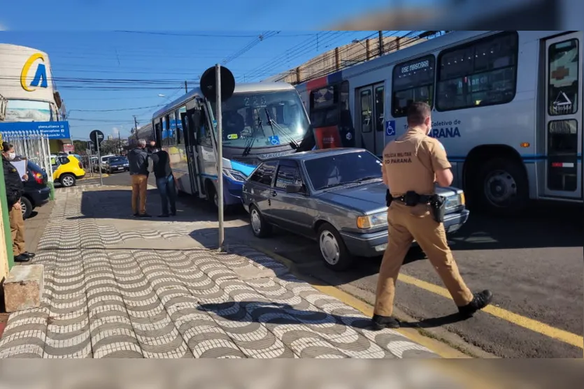 Colisão entre ônibus e carro deixa pessoas feridas; Assista