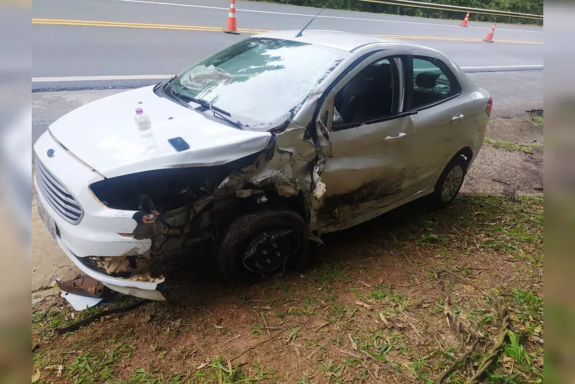 Colisão envolvendo três carros deixa mulher ferida na BR-376