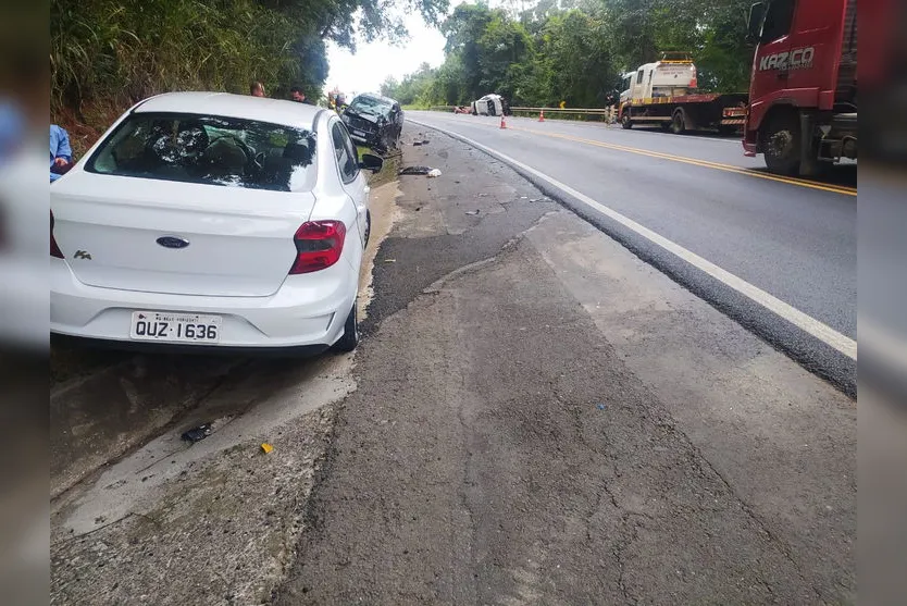 Colisão envolvendo três carros deixa mulher ferida na BR-376