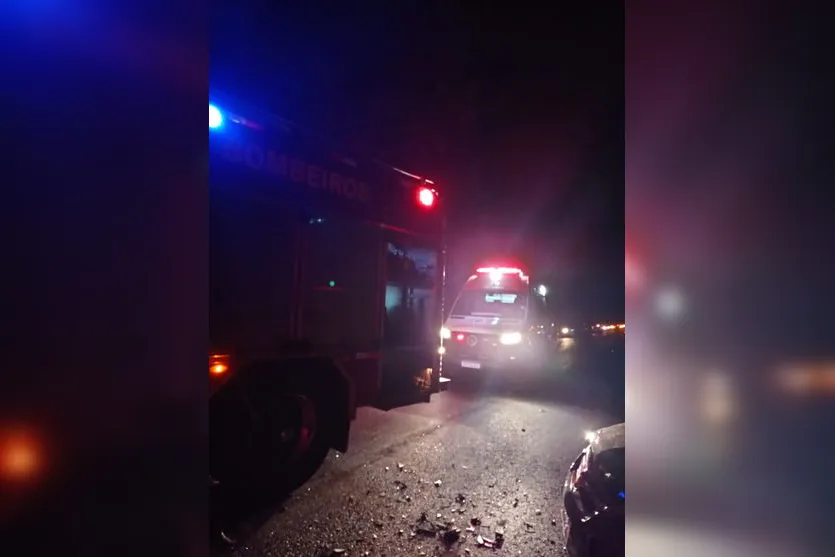 Colisão frontal entre carros deixa feridos na PR-170