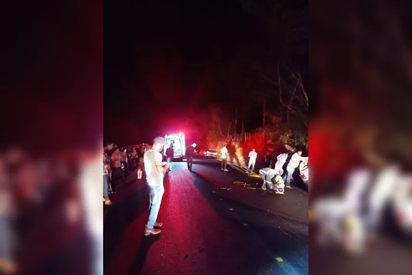 Colisão frontal entre carros deixa feridos na PR-170