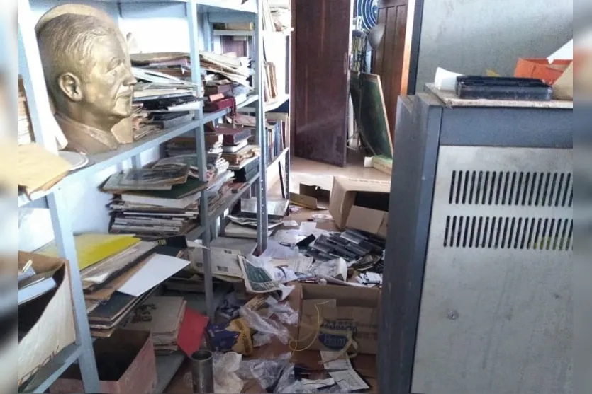 Criminosos furtam peças de museu na Unespar Apucarana