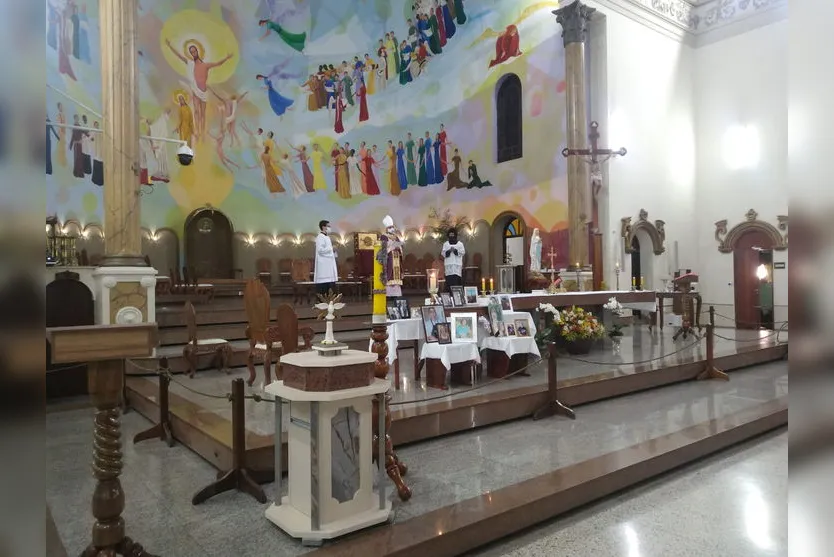 Despedida: missa especial pelas vítimas da Covid atrai fiéis