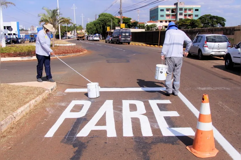 Diretran reforça sinalização viária em avenidas de Arapongas