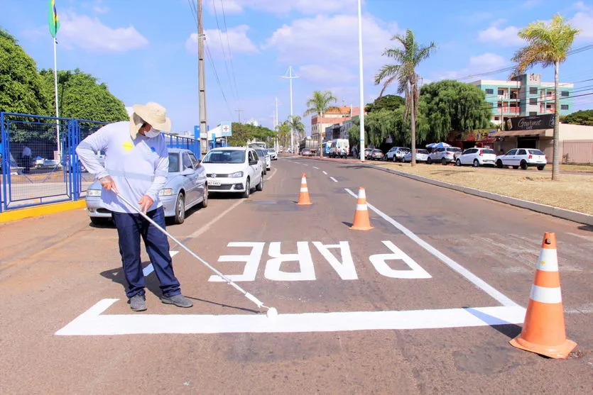 Diretran reforça sinalização viária em avenidas de Arapongas