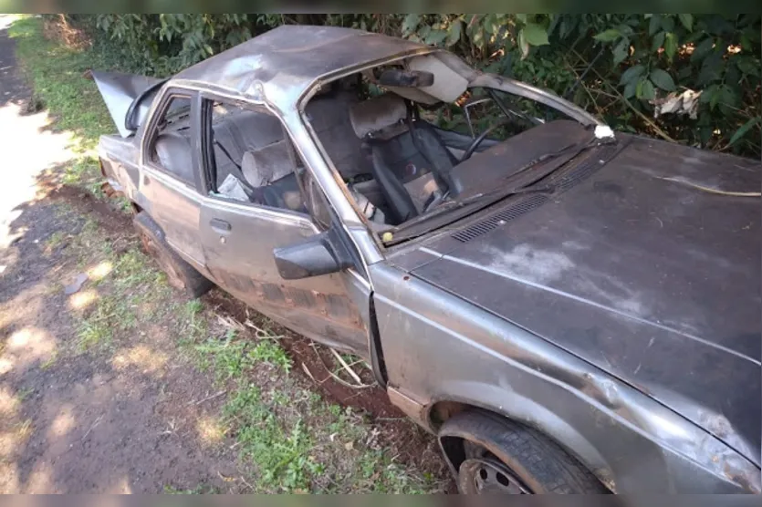 Dois carros saem da pista no mesmo lugar na PR-541