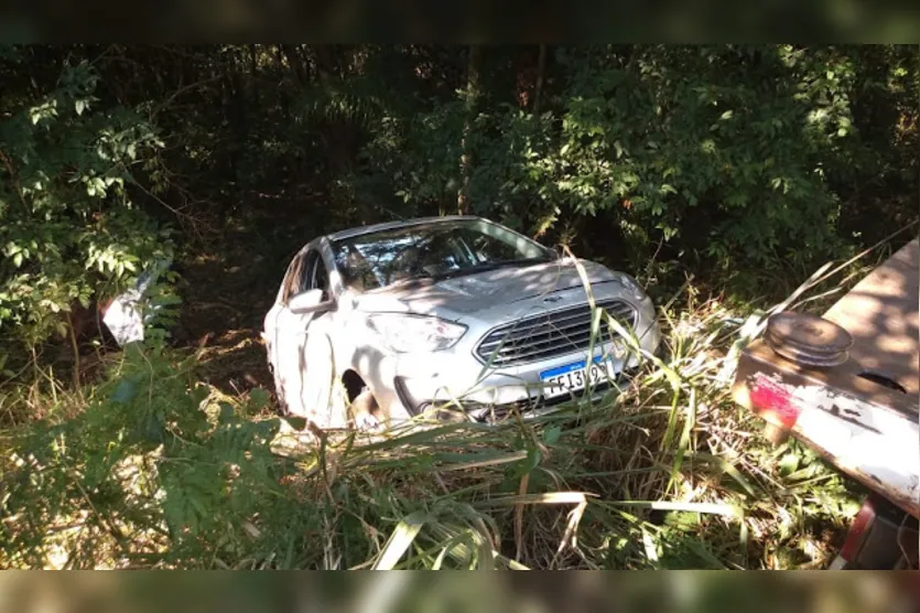 Dois carros saem da pista no mesmo lugar na PR-541