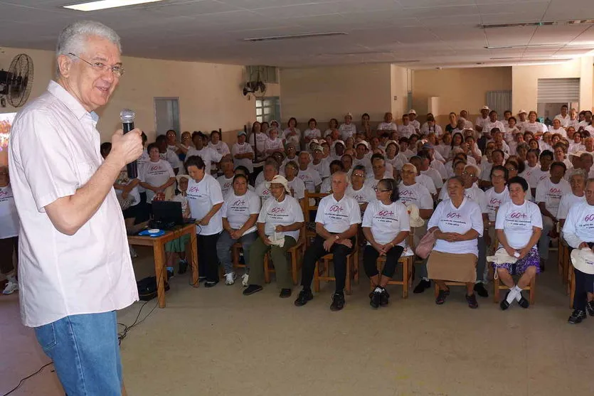  Durante palestra ao pessoal da terceira idade  
