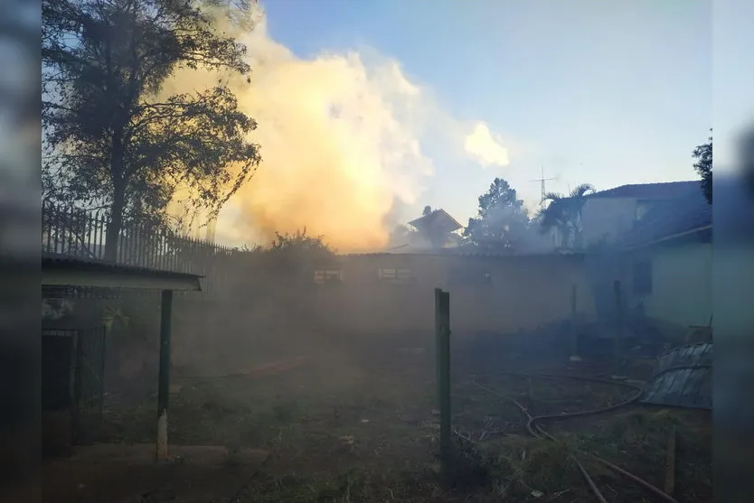 Edícula de casa no Bairro 28 fica destruída após incêndio