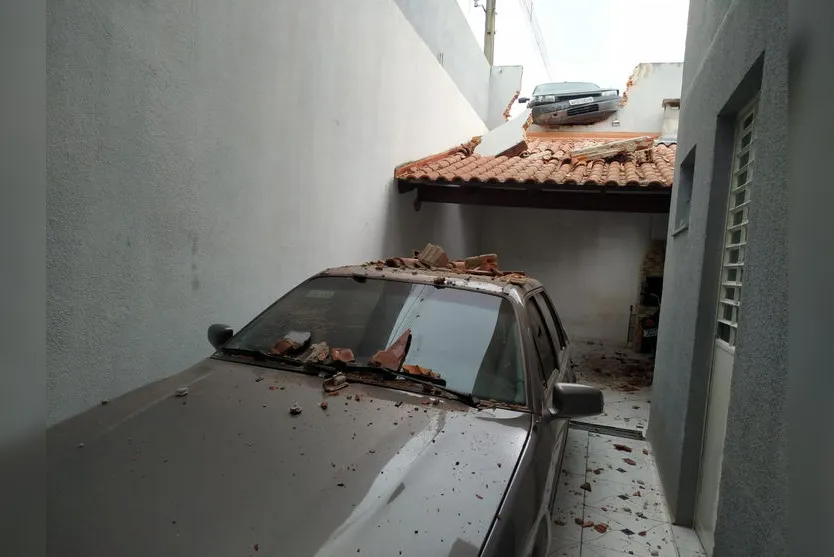 Em acidente inusitado, carro derruba muro de edícula