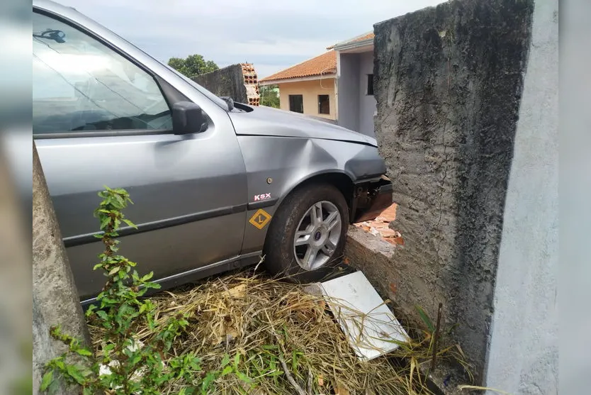 Em acidente inusitado, carro derruba muro de edícula