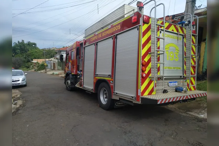 Em acidente inusitado, carro derruba muro de edícula