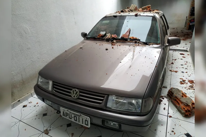 Em acidente inusitado, carro derruba muro de edícula