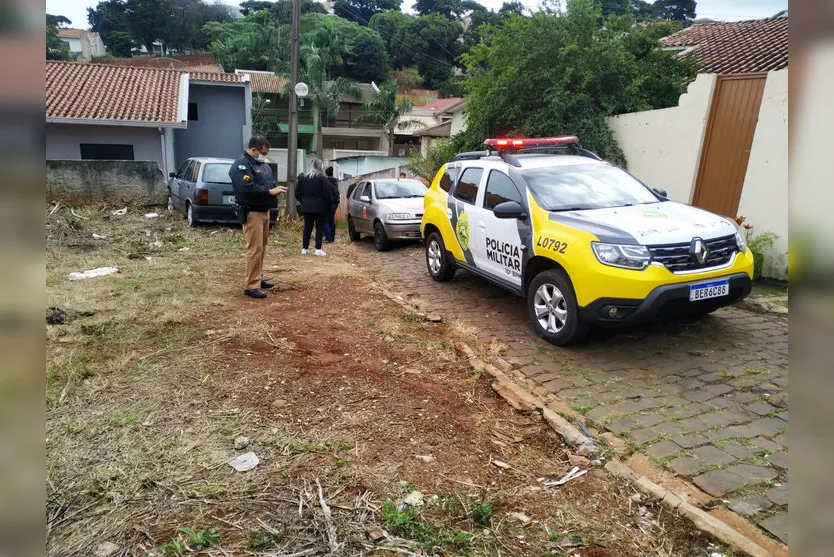 Em acidente inusitado, carro derruba muro de edícula