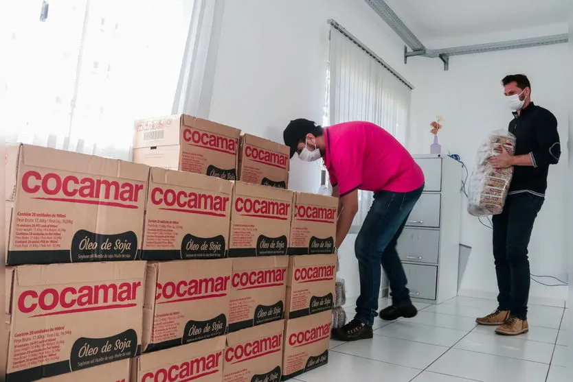 Empresa doa 6 toneladas de alimentos para famílias carentes