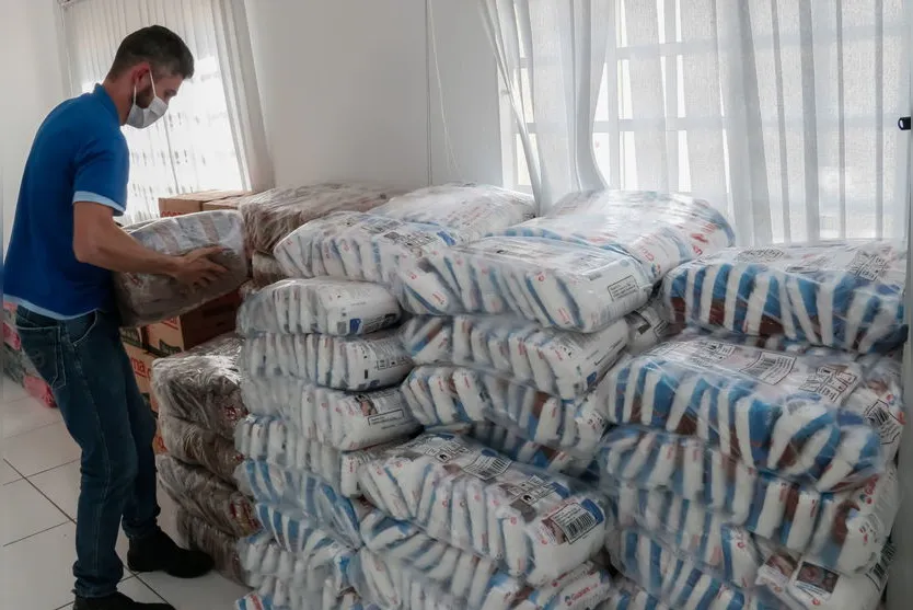 Empresa doa 6 toneladas de alimentos para famílias carentes