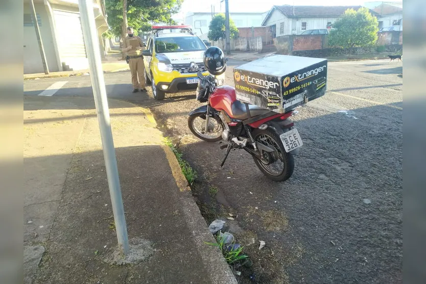 Entregador sofre queda ao passar por linha férrea