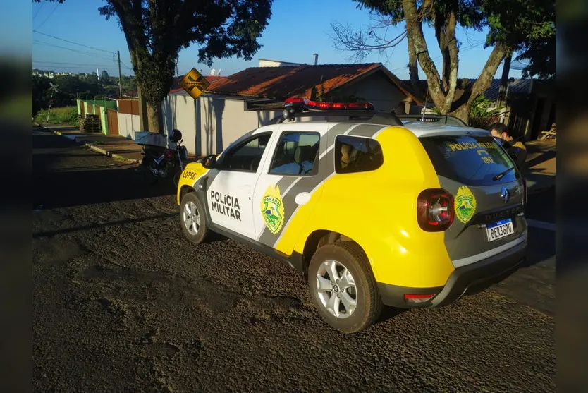 Entregador sofre queda ao passar por linha férrea