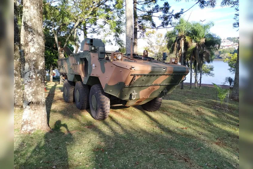 Exército realiza treinamento com blindados no Parque Jaboti