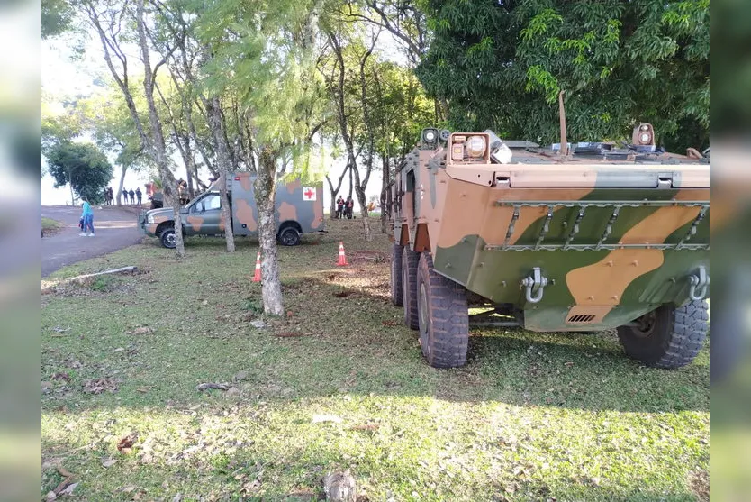 Exército realiza treinamento com blindados no Parque Jaboti