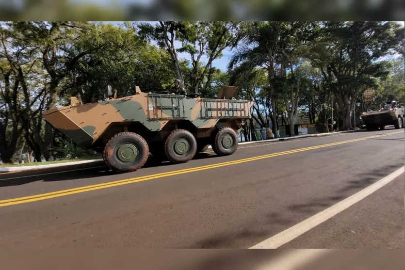 Exército realiza treinamento com blindados no Parque Jaboti