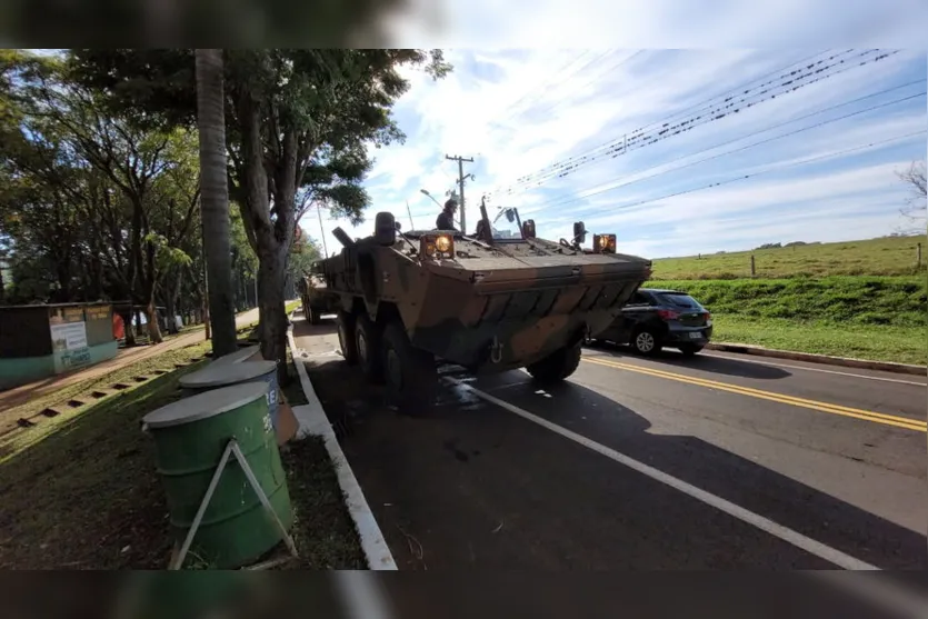 Exército realiza treinamento com blindados no Parque Jaboti