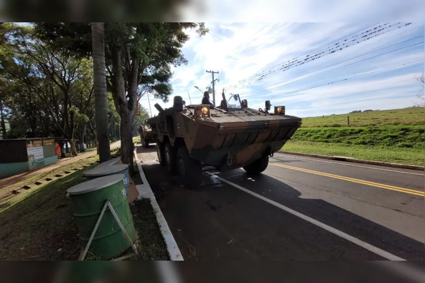 Exército realiza treinamento com blindados no Parque Jaboti