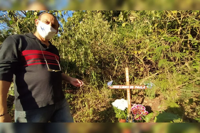 Família coloca cruz onde corpo de idoso foi encontrado
