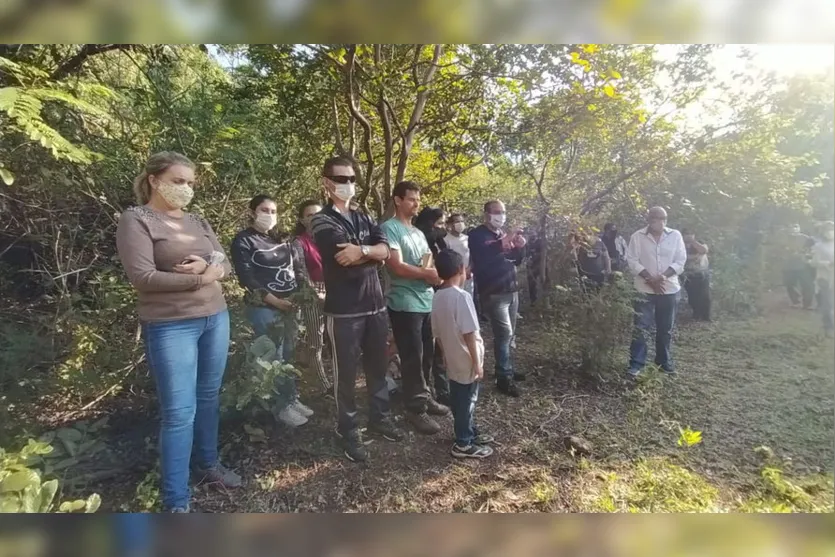 Família coloca cruz onde corpo de idoso foi encontrado