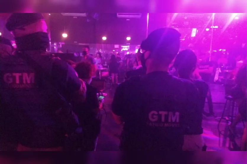 Festa com 300 pessoas em casa de swing é interditada