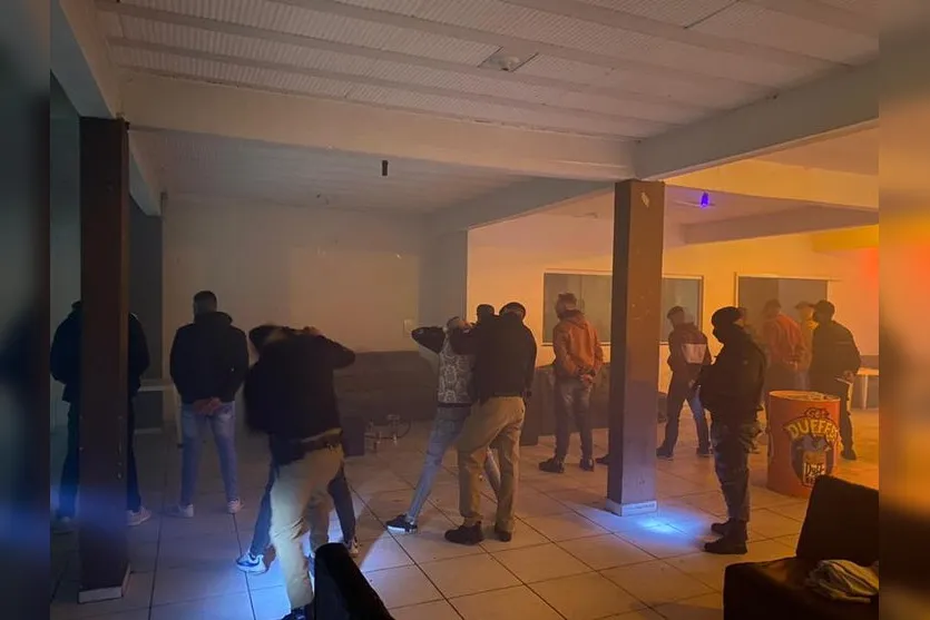 Fiscalização flagra 212 pessoas e interdita comércios