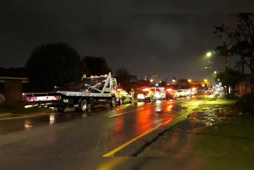 Fiscalização flagra 212 pessoas e interdita comércios