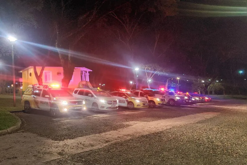 Fiscalização flagra 212 pessoas e interdita comércios