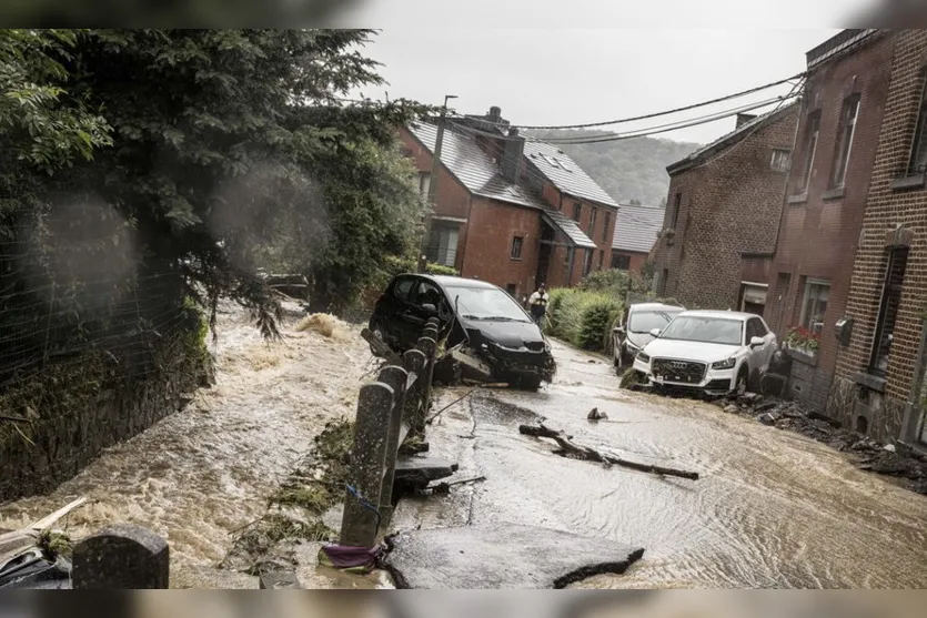 Fortes chuvas causam 121 mortes e 1,3 mil desaparecimentos