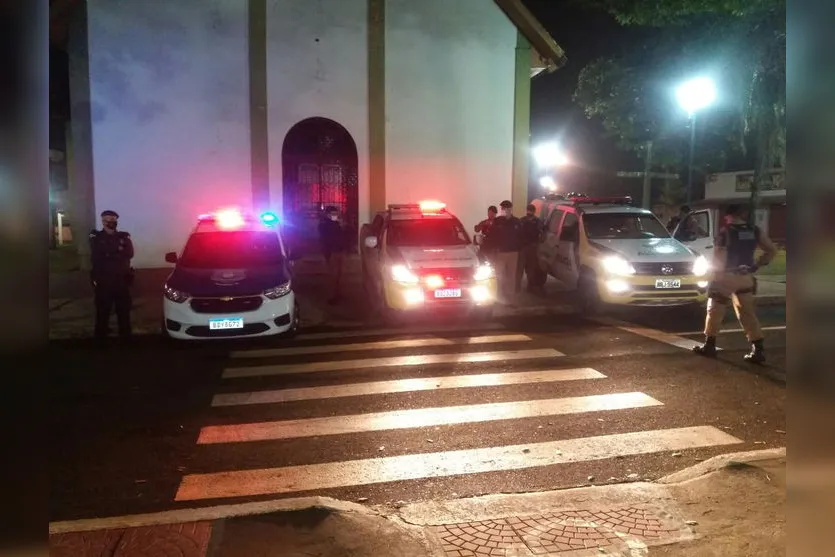 GCM e PM de Apucarana abordam diversas pessoas na Vila Reis