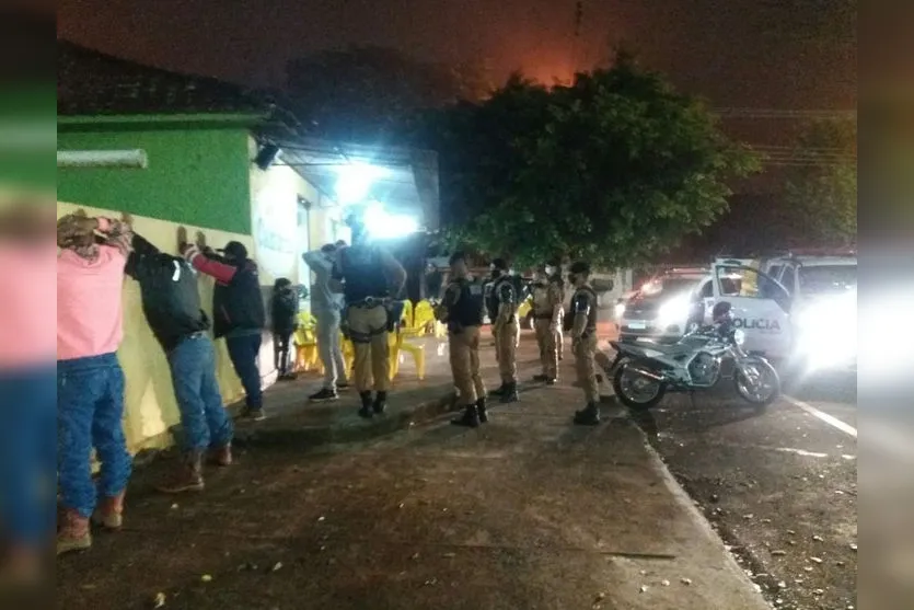 GCM e PM de Apucarana abordam diversas pessoas na Vila Reis