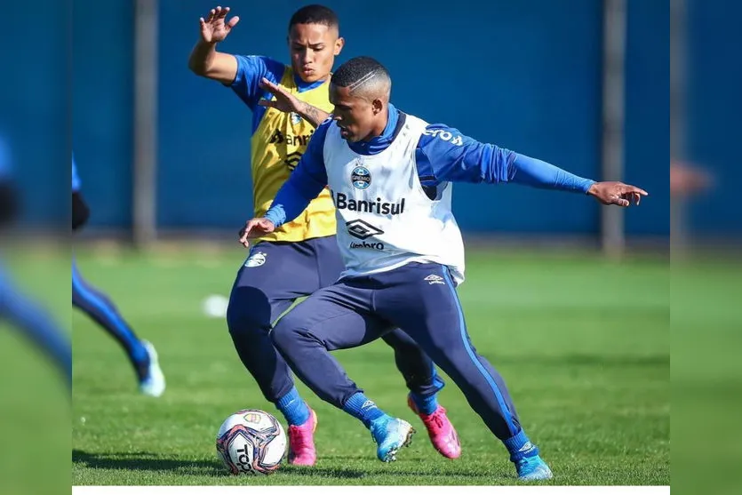  Guilherme Azevedo durante treino com Douglas Costa 