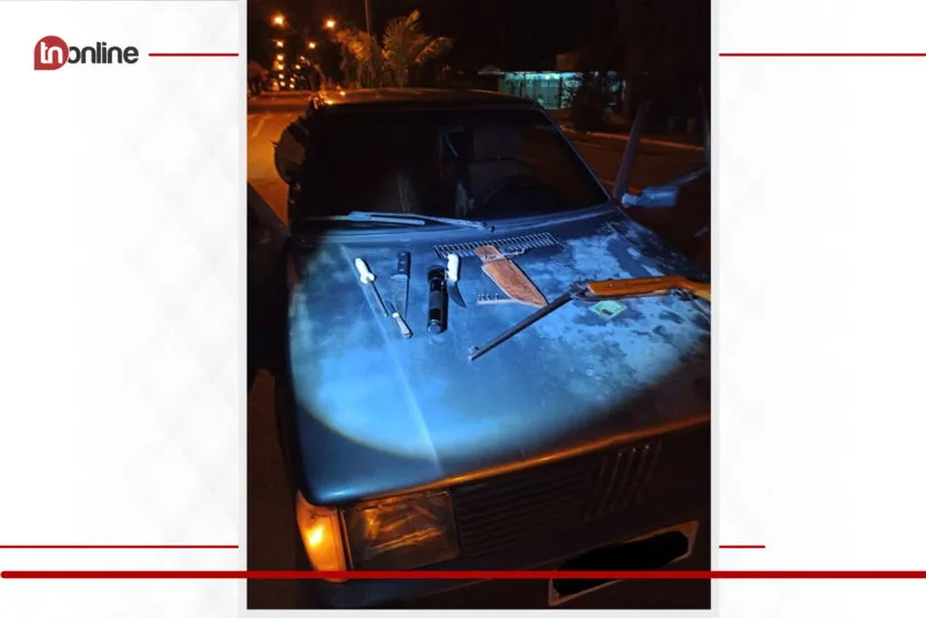 Homens são presos com Uno furtado, armas e ferramentas